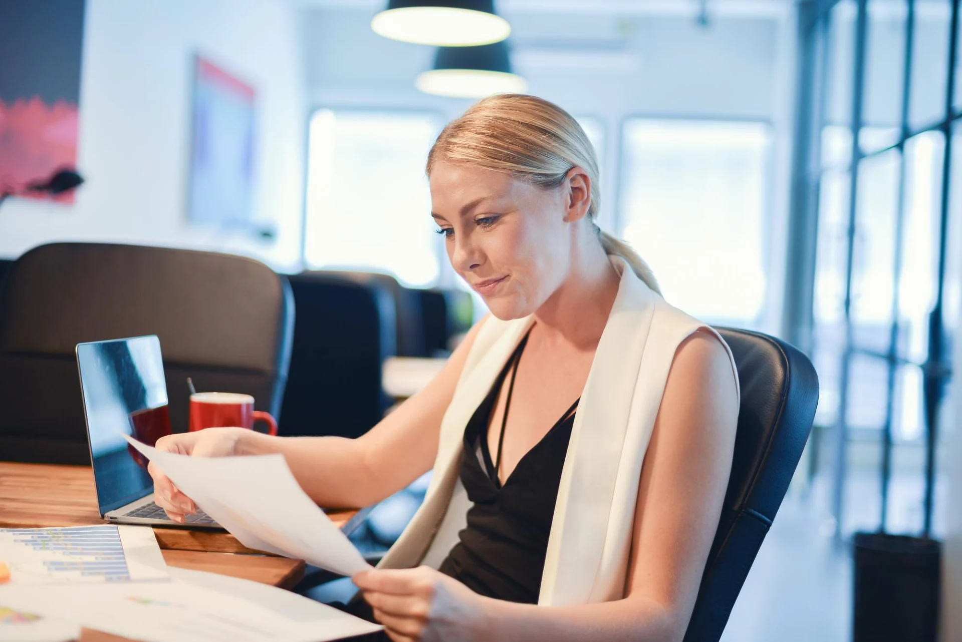 A US hiring manager reviewing an independent contractor's supplier file before engaging them